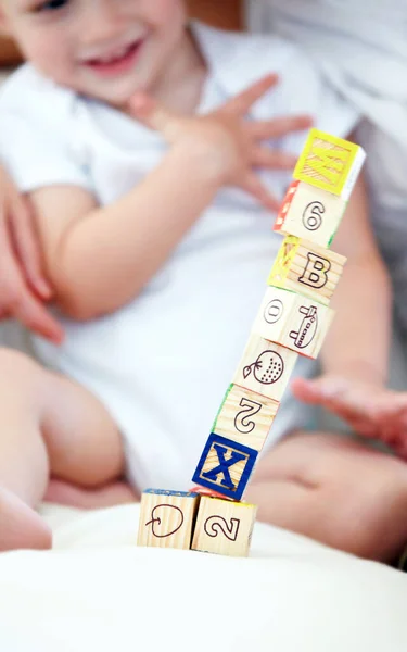 Baby Kind Spelen Met Blokken Voor Leren Glimlachen Gelukkig Huis — Stockfoto