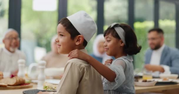 Muzułmańskie Chłopiec Dziewczynka Dzieci Lub Obiad Rodziną Eid Islamskie Święto — Wideo stockowe