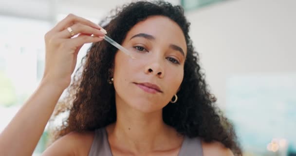 Kvinna Ansikte Och Olja Serum För Kosmetika Eller Skönhet Med — Stockvideo