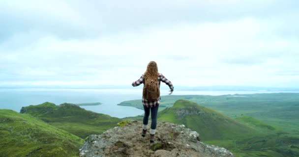 Femme Randonnée Pédestre Falaise Montagne Vue Océan Campagne Vallée Nature — Video
