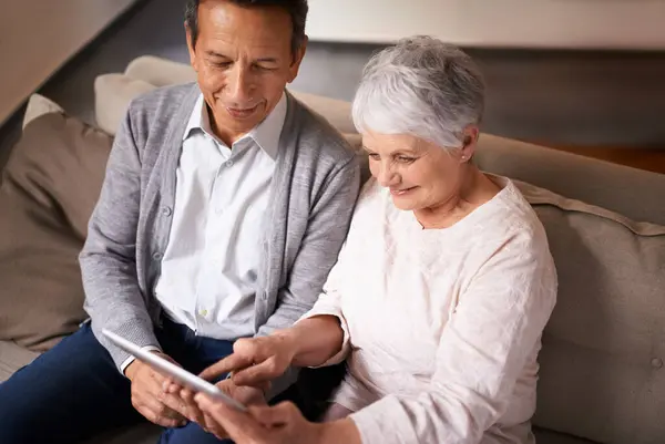 Senior Par Och Lycka Med Tablett Soffan För Online Bingo — Stockfoto