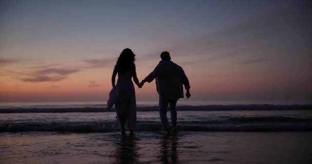 Zonsondergang Hand Hand Silhouet Van Echtpaar Het Strand Vakantie Avontuur — Stockvideo