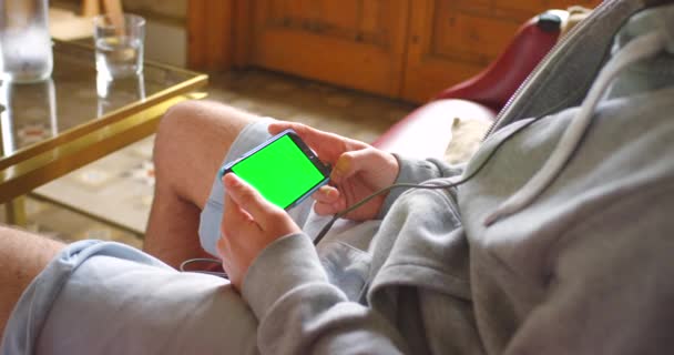 Зелений Екран Телефон Руки Людини Будинку Соціальними Медіа Фільмом Або — стокове відео