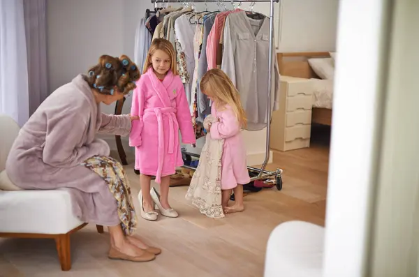 Moda Giysi Anne Çocuklar Makyaj Için Giyinip Kıyafet Seçiyorlar Aile — Stok fotoğraf