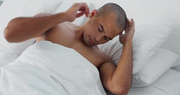 Homem Olhos Fechados Dormindo Cama Casa Paz Sonhando Relaxar Domingo — Vídeo de Stock
