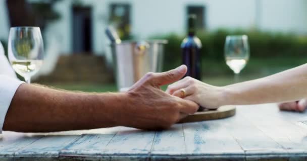 人们手牵着手 用爱心 安慰和支持 信任关系和在一起的方式与餐馆和晚餐约会 美酒佳肴 浪漫和情人节庆祝 — 图库视频影像
