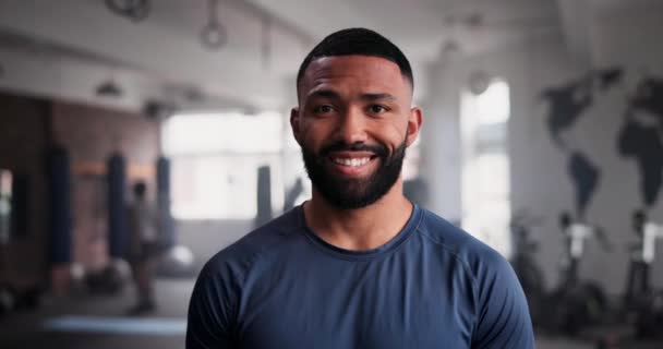 피트니스 얼굴과 건강을위한 도전을위한 체육관에서 행복한 코칭을위한 스포츠 센터에서 초상화 — 비디오