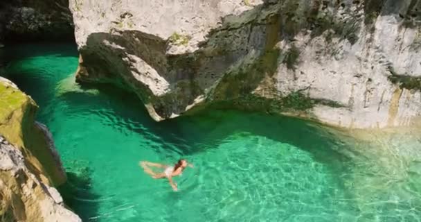 游泳和湖水在大自然中游玩 享受假期 在热带地区游泳的女性在大海中度过一个愉快的假期 以放松自己 重新设定生活 并无忧无虑地冒险 — 图库视频影像