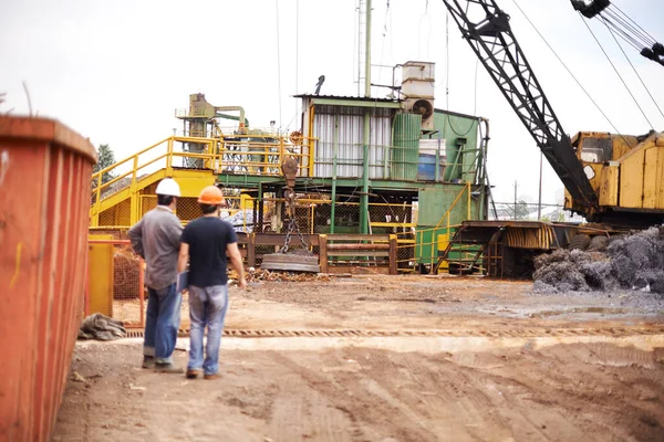 Crane Machine Engineer Men Scrapyard Recycle Metal Sustainability Manufacturing Pollution — Stock Photo, Image