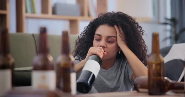 Stress Wijn Drankjes Een Vrouw Met Een Kater Vermoeidheid Verslaving — Stockvideo