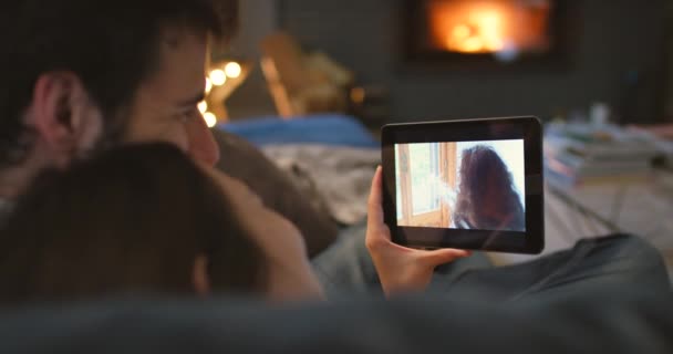 Tablet Videochamada Casal Casa Conversando Nas Mídias Sociais Com Contato — Vídeo de Stock