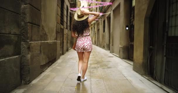 Женщина Турист Обратно Прогулку Улице Мыслями Отдыхом Направлением Приключений Барселоне — стоковое видео