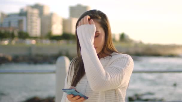 Joven Mujer Teléfono Playa Pensando Las Redes Sociales Comunicación Mensaje — Vídeo de stock