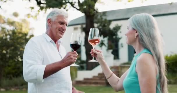 シニア カップル アウトドアワインで歓声を上げたり 記念日 庭でのロマンスを抱きしめたり 高齢者 自然の中で リラックスして結びつくための抱擁 幸せでリアビュー — ストック動画