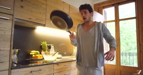 Pancake Flip Uomo Felice Cucina Cucinare Ballare Divertirsi Con Musica — Video Stock