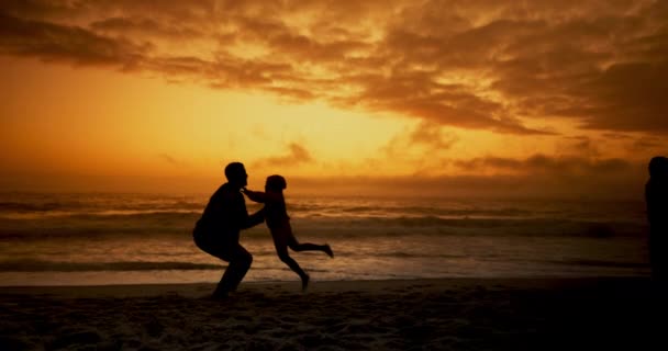 Vader Kind Lift Het Strand Met Silhouet Zonsondergang Zorg Met — Stockvideo