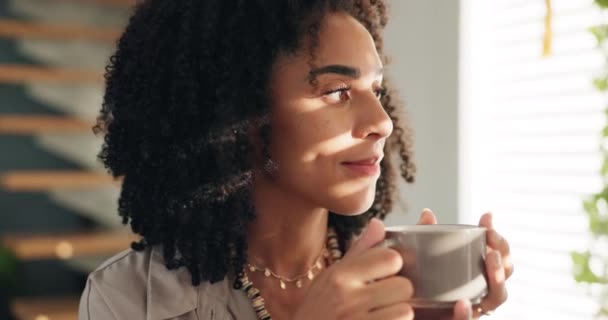 女人在公寓的窗户边喝咖啡 放松周末早上的日常活动 年轻的女性 在现代的家中 喝着卡布奇诺 茶或拿铁咖啡的芬芳 — 图库视频影像