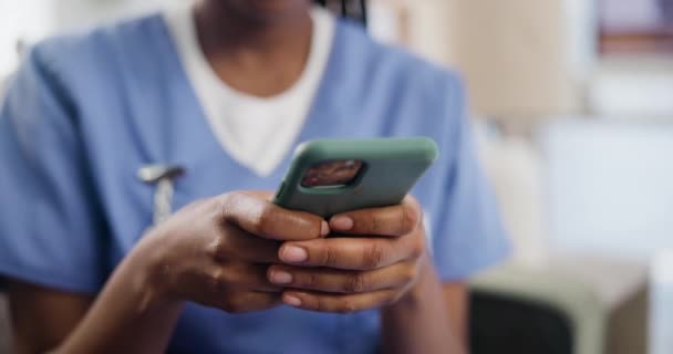 Krankenschwester Internet Und Smartphone Zum Tippen Pflegeheim Zur Vernetzung Und — Stockvideo