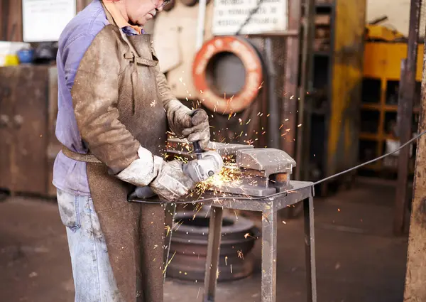 工厂冶金用带有火花的金属的人力和磨床 设计或工业 工人或小企业主 拥有电动工具 钢和铁 在仓库生产 — 图库照片