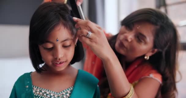 Indiase Moeder Borstelen Kind Haar Woonkamer Van Het Huis Van — Stockvideo