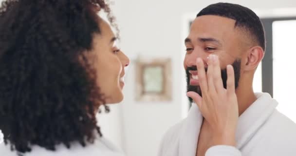 Casal Feliz Creme Manhã Com Loção Pele Para Cosméticos Tratamento — Vídeo de Stock