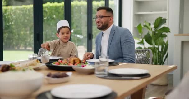 Rodzina Dziecko Jedzenie Święto Eid Fitr Muzułmanie Przy Wspólnym Stole — Wideo stockowe