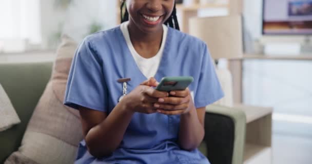 医療従事者 インターネット スマートフォン 介護施設でのソファー ソーシャルメディアに投稿 ハッピー看護師 携帯電話 またはオンライン研究者のためのタイプ — ストック動画