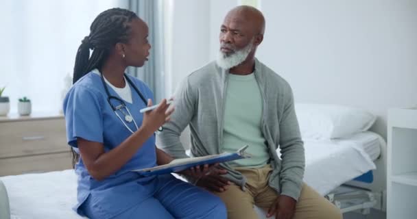 黑人和护士与剪贴板健康保险 评估或检查床上 为寻求医疗咨询 测试或帮助 与照料者协商的文件 问题和成熟人员 — 图库视频影像