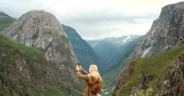Donna Turista Telefono Video Montagna Vista Lago Norvegese Con Zaino — Video Stock