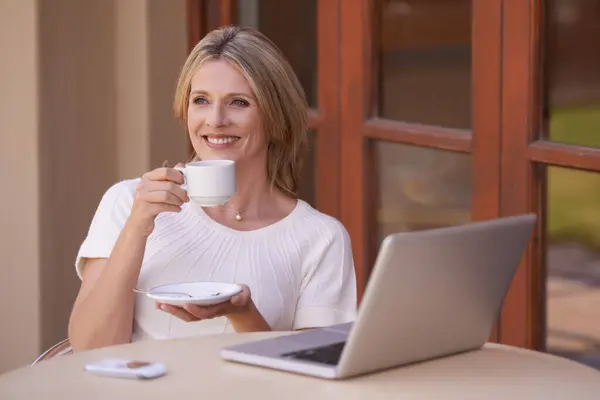 Glückliche Reife Frau Die Mit Kaffee Oder Laptop Auf Dem — Stockfoto