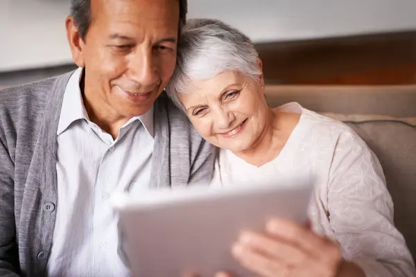 Senior Couple Câlin Avec Tablette Sur Canapé Pour Bingo Ligne — Photo