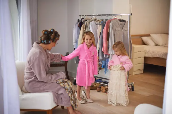 Giyin Eğlen Çocuklu Anne Makyaj Için Evde Hazırlanıyor Giyiniyor Aile — Stok fotoğraf