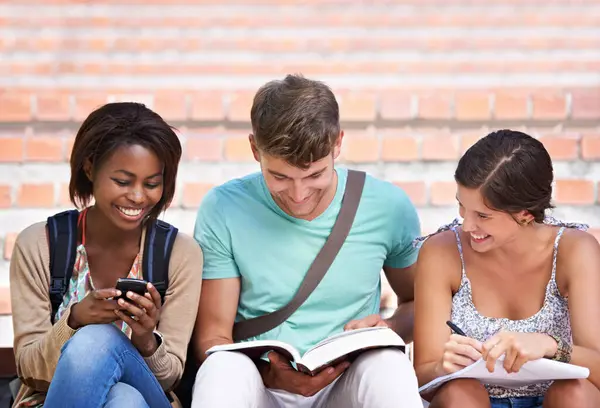 Studeren Vrienden Studenten Met Boeken Aan Universiteit Voor Leren Kennis — Stockfoto