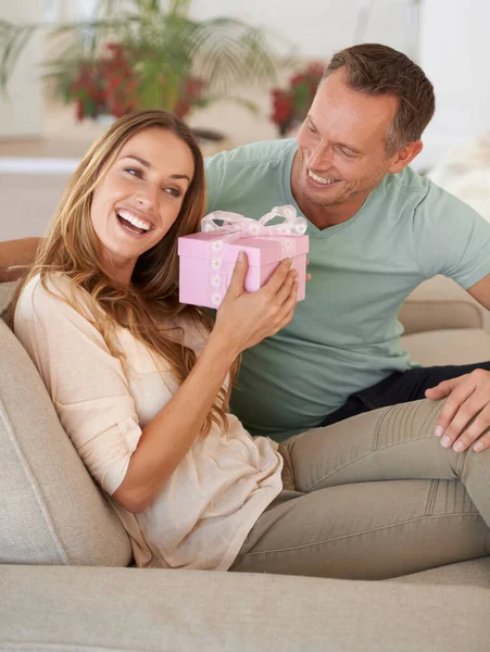 Mulher Surpresa Presente Para Homem Sala Estar Casal Animado Feliz — Fotografia de Stock