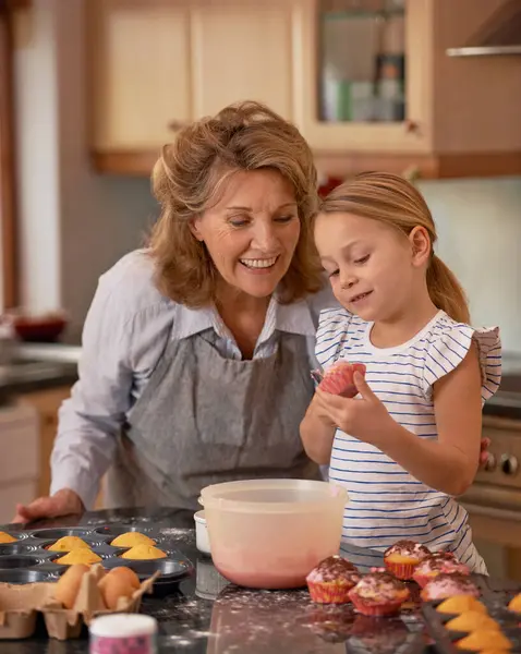 Yaşlı Kadın Kız Gülümseme Öğretmenlik Yemek Pişirme Aile Evinde Birlikte — Stok fotoğraf