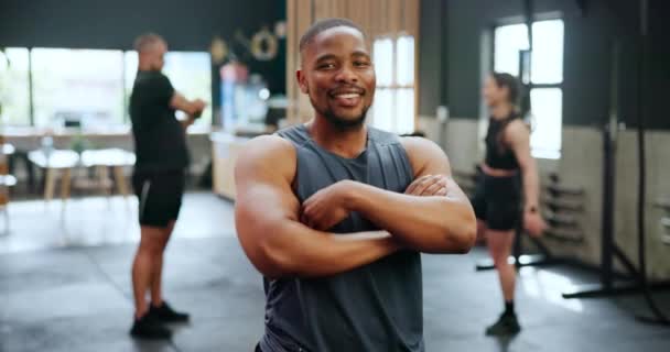 筋トレーニング トレーニング 体重減少のためのフィットネスや身体活動のためのジムでのパーソナルトレーナー フェイス アスリート 強さのための黒人 スポーツのパフォーマンスの目標 — ストック動画