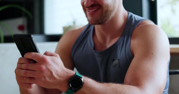 Close Gym Man Met Mobiele Telefoon Typen Verbinding Met Fitness — Stockvideo