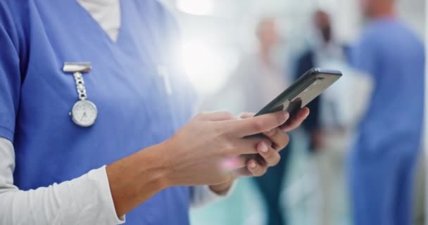 Kadın Telefon Hemşire Hastanede Araştırma Sosyal Medya Iletişim Için Daktilo — Stok video