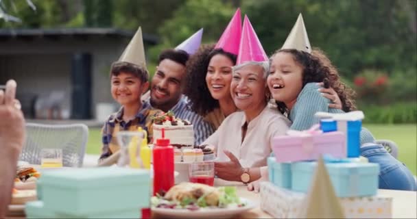 Senior Ludzie Zadowolony Fotografii Przyjęciu Urodzinowym Świętowania Śmiech Wspomnienia Ogrodzie — Wideo stockowe