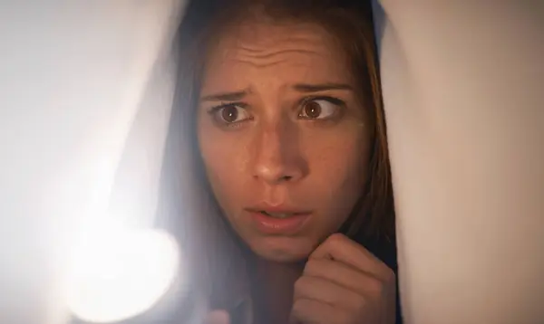Taschenlampe Angst Und Frau Mit Decke Auf Dem Bett Mit — Stockfoto
