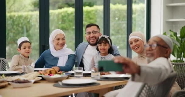 在迪拜 穆斯林 自私自利或快乐的家庭在家中吃午饭时 带着微笑或庆祝开斋节 与祖父母 爸爸或妈妈一起吃饭或吃饭时吃饭的人 吃饭的人或与他们合影的人 — 图库视频影像