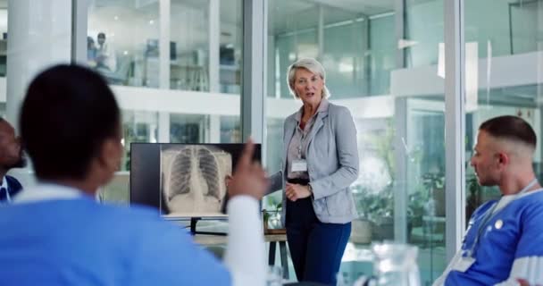 外科医 肺X線または女性は または医療プレゼンテーションのために病院で教えています 医療関係者に医療質問やフィードバックを求める スクリーン 営業担当者 — ストック動画