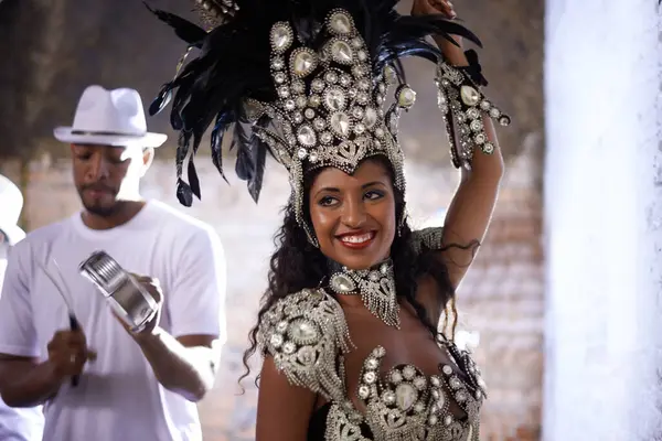 リオデジャネイロでカーニバルシーズンを祝うために夜に女性 バンド サンバのパフォーマンス フェスティバルでの文化と生活 創造性と自信のための女性人 衣装と羽 — ストック写真