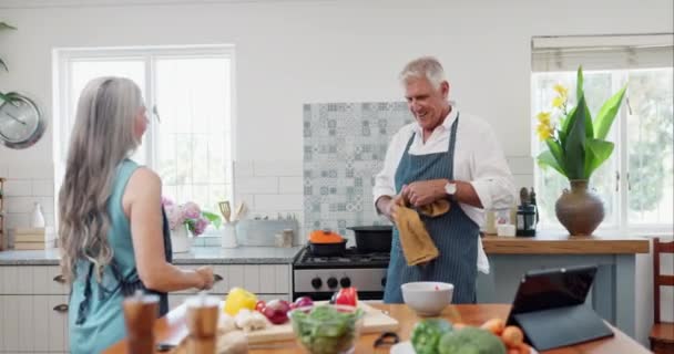 Koken Keuken Volwassen Koppel Met Tablet Voor Gezond Eten Voeding — Stockvideo