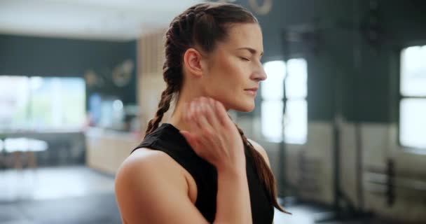 Mulher Fitness Dor Pescoço Ginásio Com Lesão Inflamação Dor Treino — Vídeo de Stock