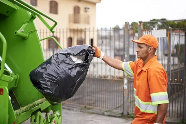 Temizlik Atık Yönetimi Çöp Kamyonu Üniformalı Bir Adam Şehir Sokaklarında — Stok fotoğraf
