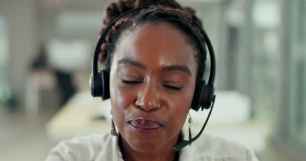 脸色苍白 有电话推销的黑人女性 拥有耳机的代理和技术服务 Crm 配备耳机的非洲人士和保险顾问 配备咨询和呼叫中心的客户支持 — 图库视频影像