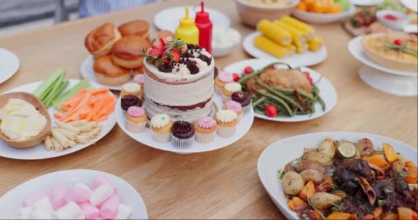 День Рождения Торт Стол Обед Мероприятия Празднование Вечеринка Патио Едой — стоковое видео