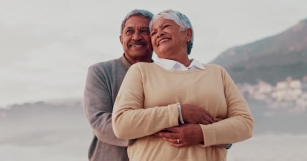 Feliz Playa Pareja Ancianos Con Amor Abrazo Romance Con Matrimonio — Vídeo de stock