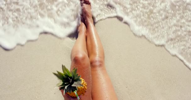 Nogi Woda Owoce Plaży Wakacjach Spokojne Zen Tropikalnym Miejscu Lub — Wideo stockowe
